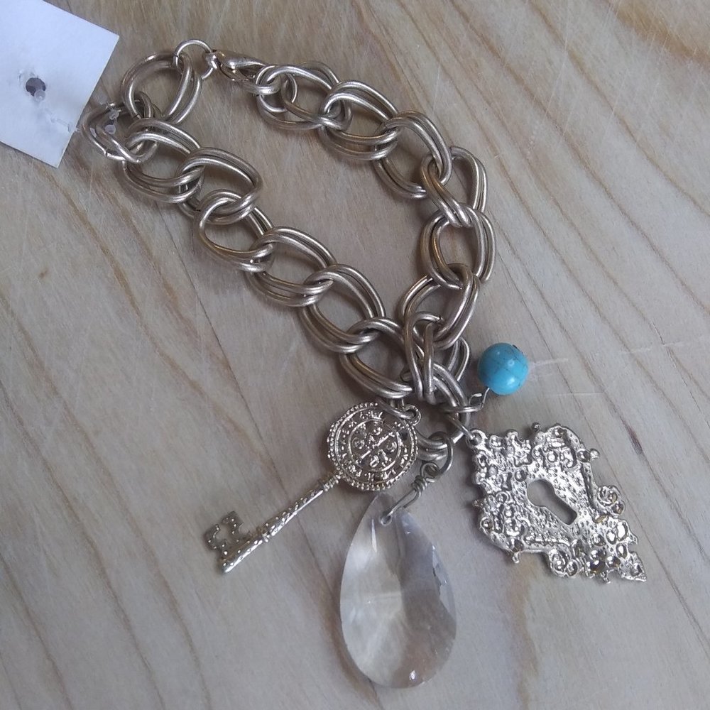 Key, Lock & Crystal Matte Gold Chain Bracelet |New - Picture 4 of 4